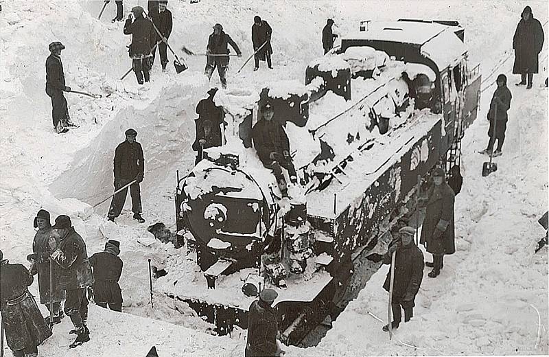 Snímek z ledna 1941 zachycuje zavátou lokomotivu na trati Václavice Nové Město nad Metují. V lednu napadlo přes metr sněhu a vítr vytvořil několikametrové závěje. Železničáři poslali na pomoc druhou lokomotivu a ta uvázla taky.