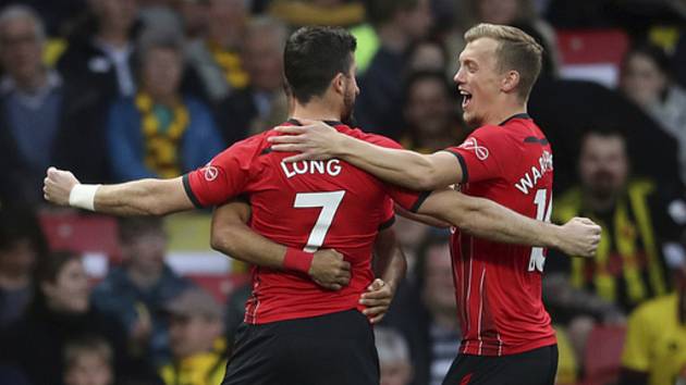 Radost fotbalistů Southamptonu - Fotbalista Southamptonu Shane Long (vlevo) se raduje se spoluhráči z gólu v utkání anglické ligy na hřišti Watfordu.