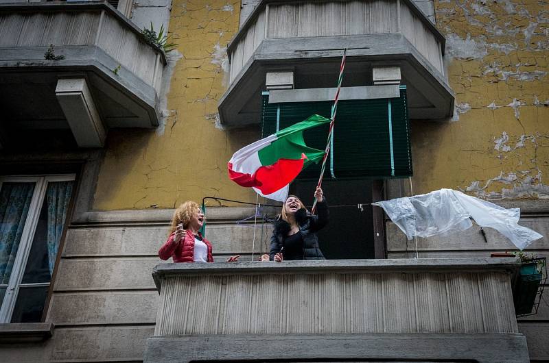 Italové zpívají ze svých oken.