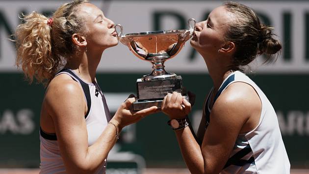 Český tenisový pár Kateřina Siniaková, Barbora Krejčíková (vpravo) líbá pohár po vítězství v ženské čtyřhře na French Open.