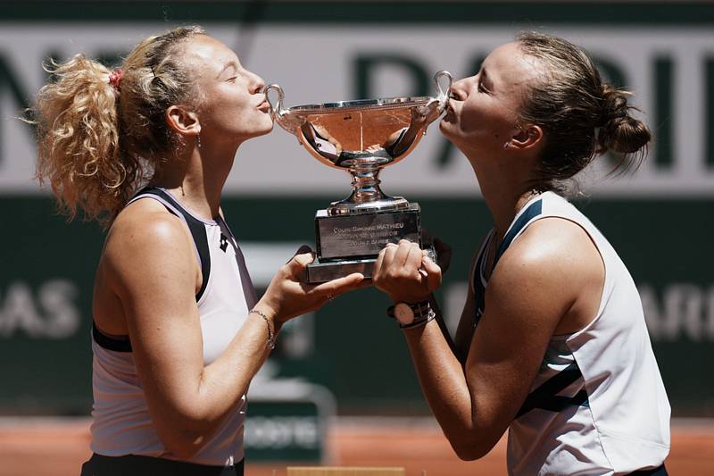 Český tenisový pár Kateřina Siniaková, Barbora Krejčíková (vpravo) líbá pohár po vítězství v ženské čtyřhře na French Open.