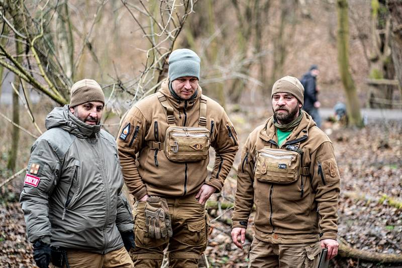 KURZ PŘEŽITÍ. Ve specializovaných kurzech si pod vedením zkušených instruktorů můžete vyzkoušet, zda dokážete přežít ve volné přírodě a vzdát se svého běžného komfortu.