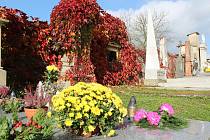 Podzim hraje na hřbitovech všemi barvami