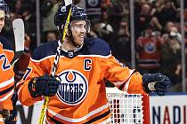 Hokejista Edmontonu Connor McDavid se raduje ze svého 100. kanadského bodu v sezoně NHL.