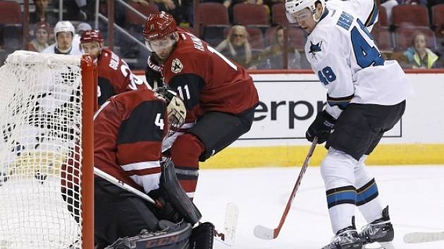 Český hokejový útočník Tomáš Hertl si připsal jednu asistenci při porážce San Jose v generálce na nový ročník NHL na ledě Anaheimu 2:3 v prodloužení. 