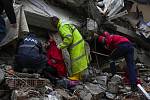 Prohledávání trosek budovy zřícené při zemětřesení s tureckém městě Adana, 6. února 2023