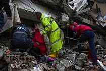 Prohledávání trosek budovy zřícené při zemětřesení s tureckém městě Adana, 6. února 2023