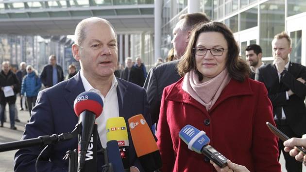 Úřadující předseda Olaf Scholz a Andrea Nahlesová, která by měla jako řádná předsedkyně v čele strany stanout v dubnu.