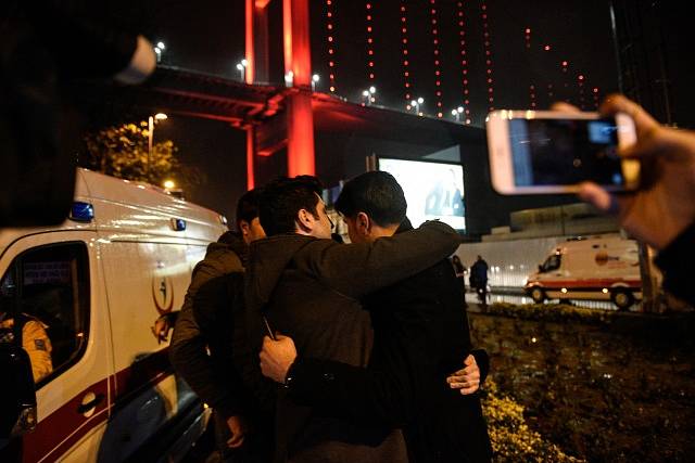Nejméně 39 mrtvých a 69 raněných si podle dosavadních oficiálních informací vyžádal noční útok na istanbulskou diskotéku Reina, kde stovky lidí zrovna slavily příchod nového roku. 