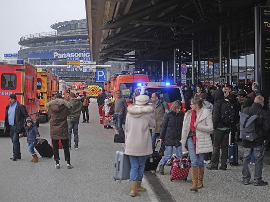 Provoz na letišti zcela utichl v sobotu po 20. hodině, rušení a odklánění letů se dotklo více než 3000 cestujících. Policie nechala vyklidit i oba terminály. Ilustrační foto