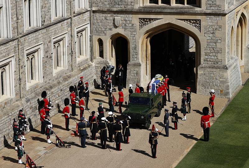 Rakev s ostatky prince Philipa převezl k hradu Windsor speciálně upravený Land Rover, na jehož úpravách se zesnulý královský choť osobně podílel.