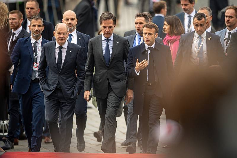 Příjezd politiků na neformální summit Evropské unie, 7. října 2022. V popředí (zleva) německý kancléř Olaf Scholz, nizozemský premiér Mark Rutte a francouzský prezident Emmanuel Macron