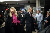 Prezidentský kandidát a postupující do druhého kola Andrej Babiš přichází se svou manželkou Monikou do volebního štábu.