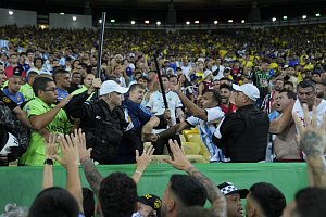 Brutální zásah police při utkání na Maracaná mezi Brazílií s Argentinou.