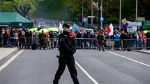 Lidé už na česko-polské hranici proti uzavření hranic protestovali v sobotu 25. dubna v Českém Těšíně a v Těšíně.