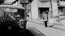 Život v obležení, Sarajevo, zima 1992-1993. Filmový režisér a scenárista Mehmed Fehimović se vrací domů do Noviho Sarajeva ze schůzky v centru města