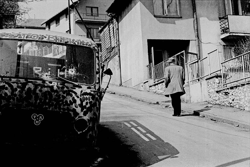 Život v obležení, Sarajevo, zima 1992-1993. Filmový režisér a scenárista Mehmed Fehimović se vrací domů do Noviho Sarajeva ze schůzky v centru města
