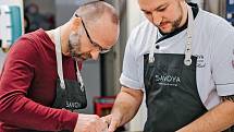 Jiří Gajdošík s Michalem Húskem. Oba jsou vlastně kuchaři, ale zatímco Húsek připravuje menu pro restauraci Savoya ve Špindlu, jeho „šéf“ vaří jen příležitostně pro svou rodinu a přátele.