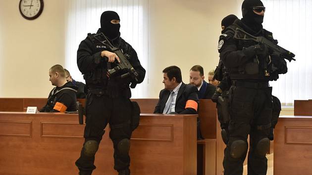 Specializovaný soud v Pezinku rozhodne o tom, zda přijme obžalobu v případu vraždy novináře Jána Kuciaka a jeho partnerky. Na snímku uprostřed je obžalovaný podnikatel Marian Kočner (s červenou páskou).
