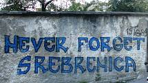 Nikdy nezapomeňte na Srebrenicu, vyzývá pouliční nápis ve městě Travnik