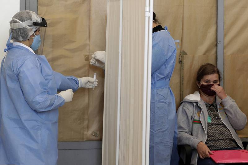 Zdravotníci odebírají vzorek na covid-19 v nemocnici University Hospital v Brasílii (na snímku z 5. sprna 2020)