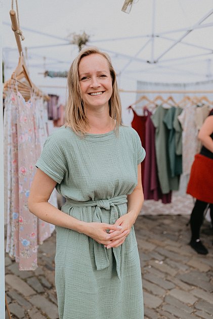 Jana Peřinová založila značku Voja Hand Made, pod kterou navrhuje a šije originální oděvy pro ženy.