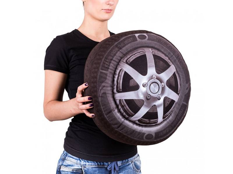 Polštář ve tvaru pneumatiky. Cena: 549 Kč