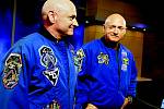 Scott Kelly (vlevo s bratrem Markem) ve vesmíru provedl na 400 vědeckých experimentů.