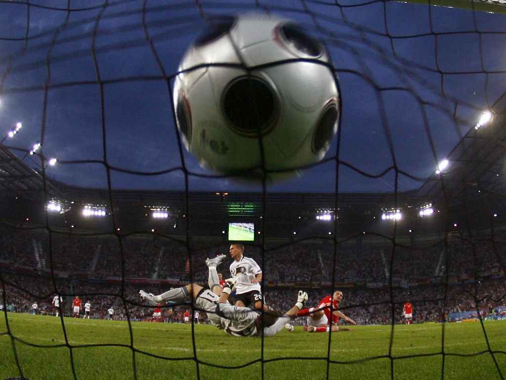 Lukas Podolski střílí první branku utkání Německo - Polsko.
