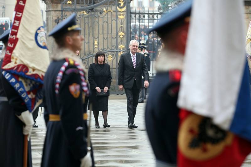 Miloš Zeman přijíždí na Pražský hrad.