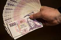 Česká národní banka uspořádala 16. března v Praze tiskovou konferenci k padělaným a pozměněným bankovkám a mincím zadrženým na území České republiky v roce 2014. Na snímku jsou padělané tisícikorunové bankovky. 