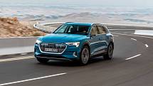 Audi E-Tron při testech v Dubaji