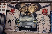 Graffity na dnešním monumentu Berlínské zdi. Líbající se Leonid Brežněv a Erich Honecker