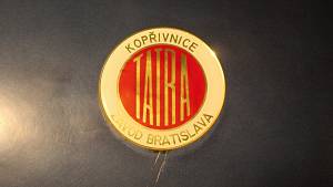 Na kapotě auta vystaveného v Technickém muzeu v Kopřivnici je i znak bratislavského závodu Tatry