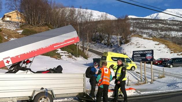 Neštěstí se stalo odpoledne na hoře Sorbmegáisá nedaleko města Tromsö. Z 12členné skupinky zmizela pod lavinou polovina.