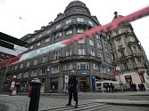 Bankovní pobočku ČSOB na Václavském náměstí v centru Prahy se ve středu 19. března 2014 kolem 13. hodiny pokusil vyloupit muž. Neuspěl, na místě ale nechal kufr, o němž předtím řekl, že je v něm bomba.