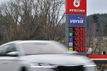 Ceny pohonných hmot na čerpací stanici  Benzina v Rynolticích na Liberecku na snímku ze 17. března 2022
