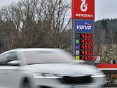 Ceny pohonných hmot na čerpací stanici  Benzina v Rynolticích na Liberecku na snímku ze 17. března 2022