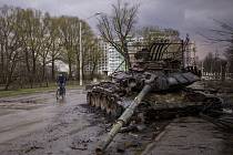 Zničený ruský tank na ulici ukrajinského města Černihiv, 21. dubna 2022.