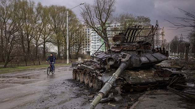 Zničený ruský tank na ulici ukrajinského města Černihiv, 21. dubna 2022.