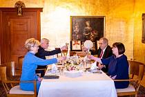 Zvolený prezident Petr Pavel s manželkou Evou (vlevo) s dosavadním prezidentem Milošem Zemanem a jeho manželkou Ivanou při společném obědě před Pavlovou inaugurací, 9. března 2023, Pražský hrad