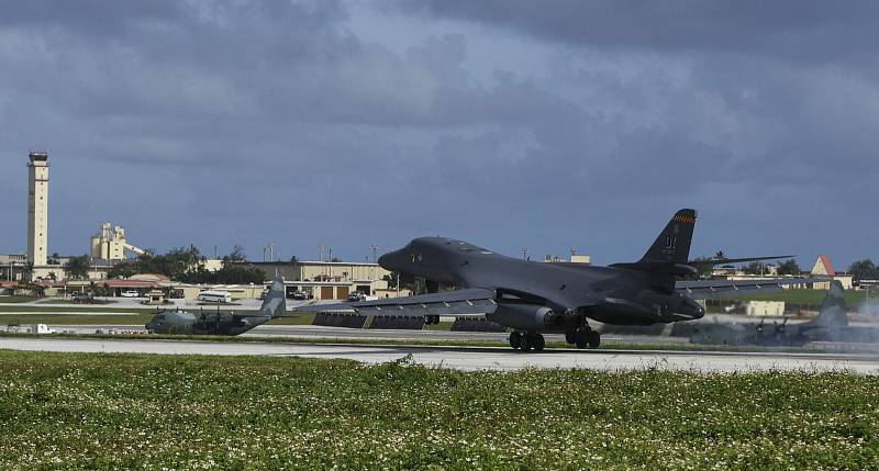 Letiště na ostrově Guam, kde měl Lockheed s více než 90 vojáky na palubě poslední mezipřistání