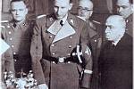 Zastupující říšský protektor Reinhard Heydrich si v doprovodu protektorátního prezidenta Emila Háchy prohlíží české korunovační klenoty