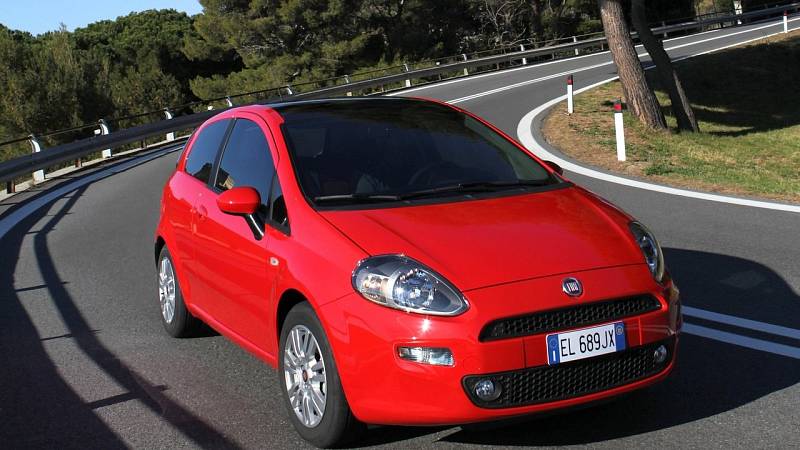 Nejhorší malé auto: I v segmentu B je na úplně posledním místě Fiat, konkrétně model Punto. Ten neprojde technickou ve 12,3 % případů, nejčastěji potom kvůli brzdám, výfuku či tlumičům. Průměrný nájezd: 33 000 kilometrů.