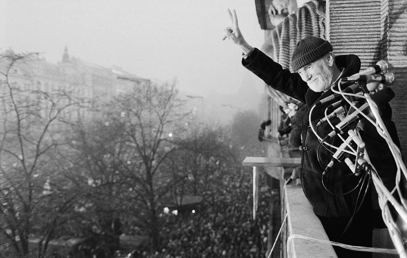 Miroslav Macháček na balkonu Melantrichu v roce 1989