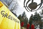 Jak dlouho bude třeba, tak dlouho hodlala vytrvat dvacítka aktivistů a horolezců Greenpeace.