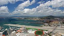 Na Gibraltarském letišti se křižuje letištní dráha a čtyřproudová silnice. Auta tak musí čas od času zastavit a dát letadlům přednost.