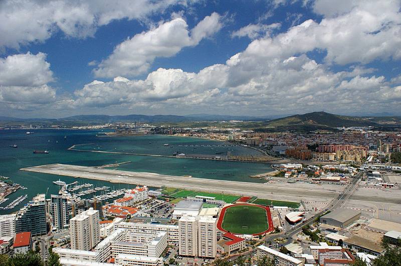Na Gibraltarském letišti se křižuje letištní dráha a čtyřproudová silnice. Auta tak musí čas od času zastavit a dát letadlům přednost.