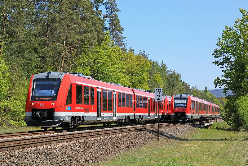 Setkání dvou vlaků tvořených jednotkami VT622 DB Regio na vjezdu do stanice Neunkirchen am Sand. Jednotky zajišťují spojední z Neuhausu (Pegnitz).