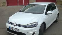 Volkswagen e-Golf se až na detaily neliší od Golfu se spalovacím motorem.